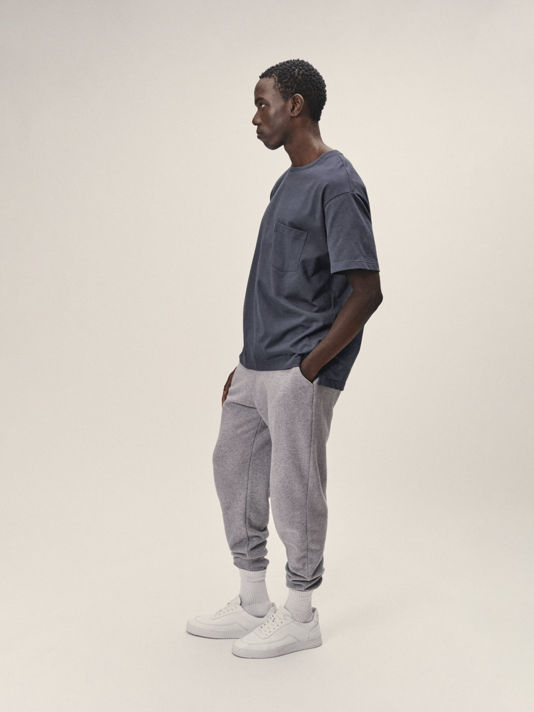 Herren T-Shirt, oversized Fit mit einer Brusttasche in Dunkelblau aus Bio-Baumwolle von WOTE - fair und nachhaltig produziert in Portugal, linke Seitenansicht