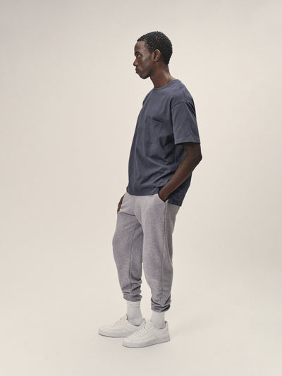 Herren T-Shirt, oversized Fit mit einer Brusttasche in Dunkelblau aus Bio-Baumwolle von WOTE - fair und nachhaltig produziert in Portugal, linke Seitenansicht