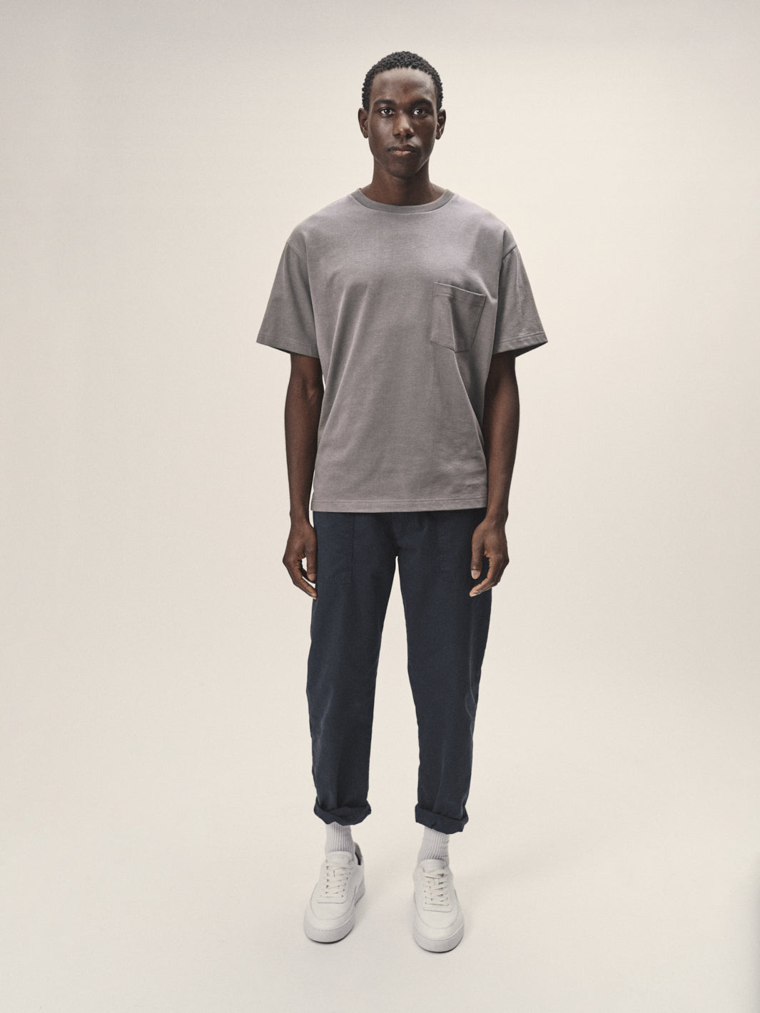Herren T-Shirt, oversized Fit mit einer Brusttasche in Grau-Melange aus Bio-Baumwolle von WOTE - made in Portugal, Frontansicht
