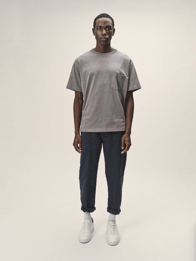 Herren T-Shirt, oversized Fit mit einer Brusttasche in Grau-Melange aus Bio-Baumwolle von WOTE - made in Portugal, Frontansicht