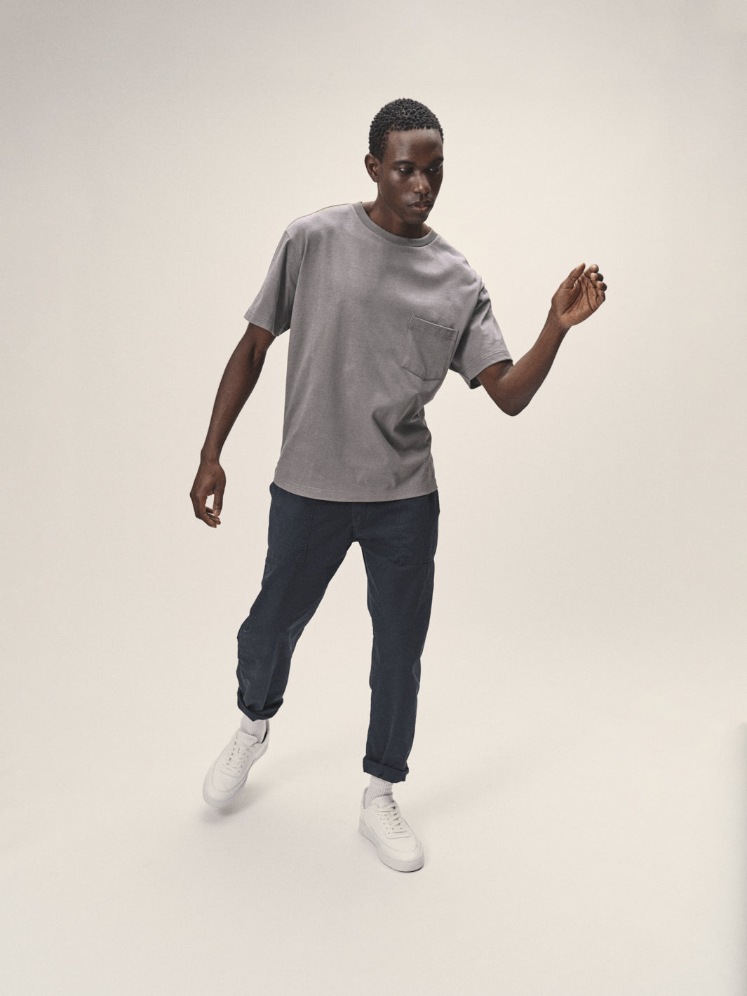 Herren T-Shirt, oversized Fit mit einer Brusttasche in Grau-Melange aus Bio-Baumwolle von WOTE - made in Portugal, rechte Seitenansicht