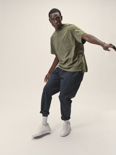 Herren oversized T-Shirt mit Brusttasche in Olive aus Bio-Baumwolle von WOTE - made in Portugal, Frontansicht