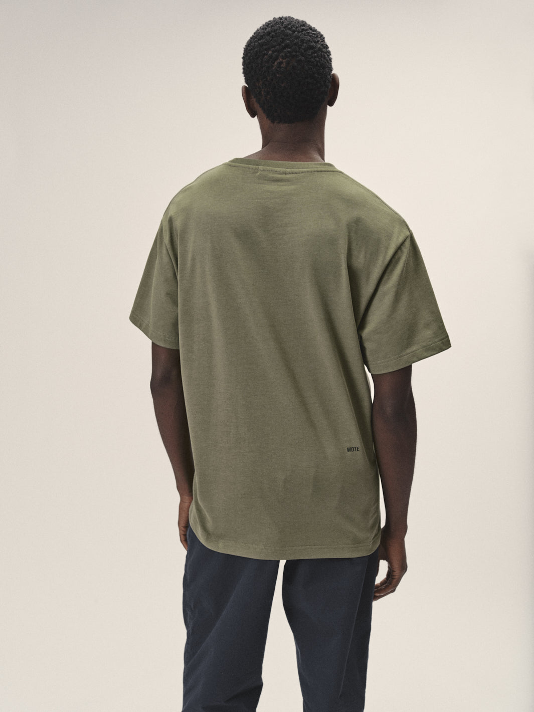 Herren oversized T-Shirt mit Brusttasche in Olive aus Bio-Baumwolle von WOTE - hergestellt in Portugal, Rückenansicht