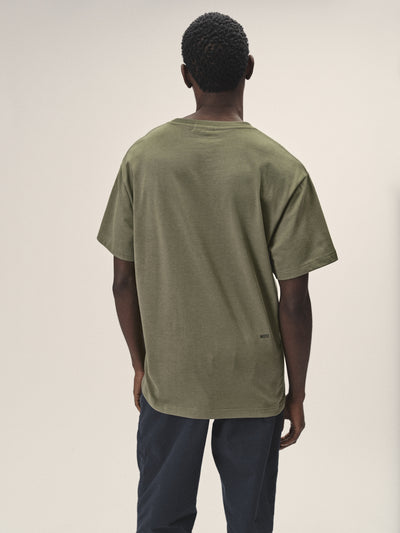 Herren oversized T-Shirt mit Brusttasche in Olive aus Bio-Baumwolle von WOTE - hergestellt in Portugal, Rückenansicht