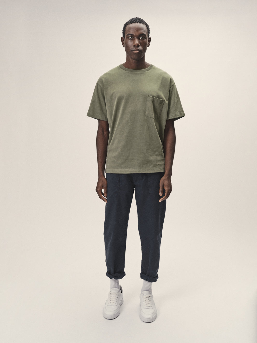 Herren Worker Hose in Dunkelblau aus Bio-Baumwolle von WOTE - fair und nachhaltig in Portugal produziert, Frontansicht mit T-Shirt