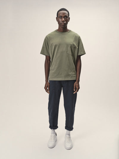 Herren Worker Hose in Dunkelblau aus Bio-Baumwolle von WOTE - fair und nachhaltig in Portugal produziert, Frontansicht mit T-Shirt
