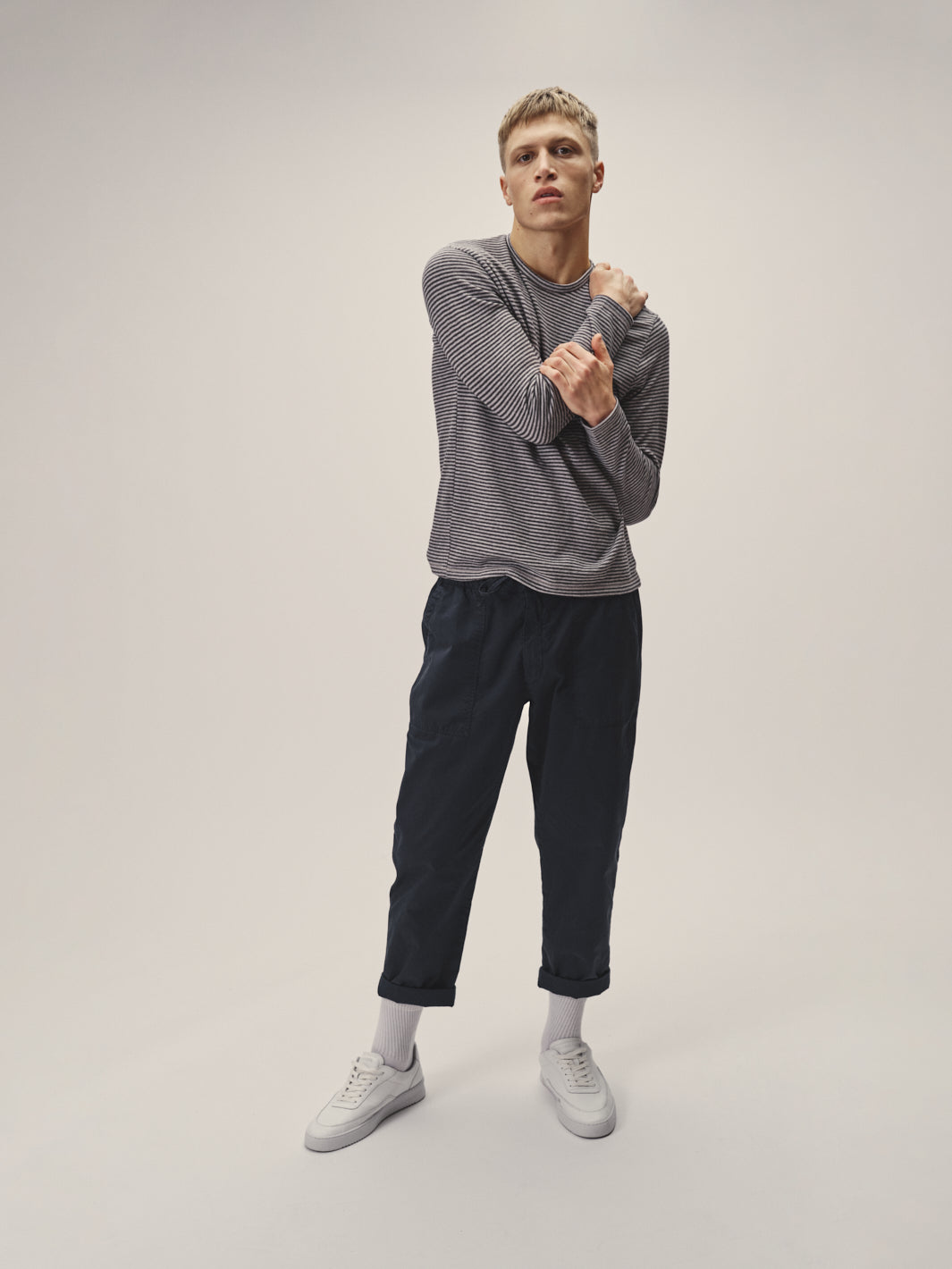 Herren Worker Hose in Dunkelblau aus Bio-Baumwolle von WOTE - hochwertig und nachhaltig in Portugal produziert, Frontansicht mit Longsleeve