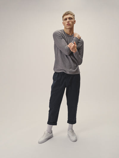 Herren Worker Hose in Dunkelblau aus Bio-Baumwolle von WOTE - hochwertig und nachhaltig in Portugal produziert, Frontansicht mit Longsleeve