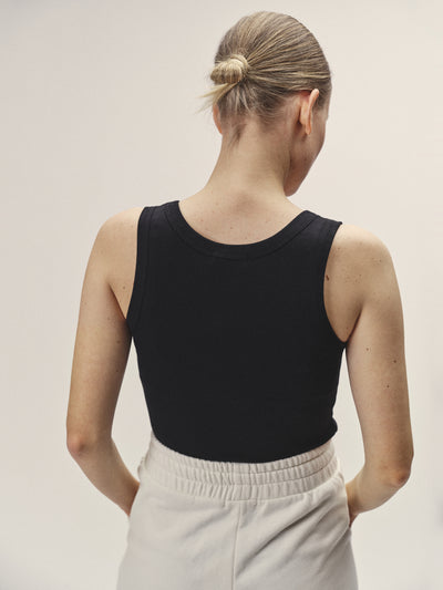 Geripptes Damen Tank Top in Schwarz aus nachhaltiger Bio-Baumwolle und Elasthan von WOTE - fair und nachhaltig in Portugal hergestellt, Rückenansicht