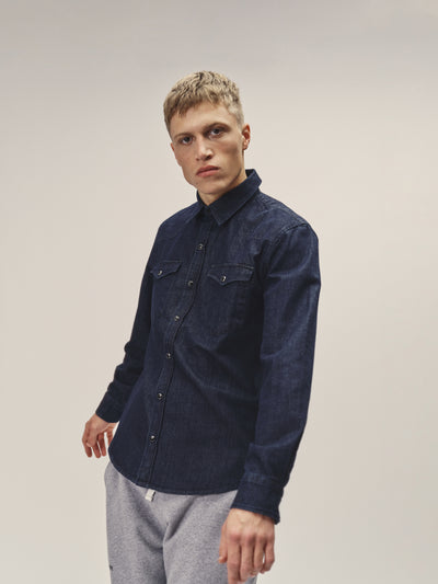 Herren Jeanshemd in Dunkelblau mit zwei Brusttaschen und Druckknöpfen aus reiner Bio-Baumwolle von WOTE - made in Portugal, linke Seitenansicht