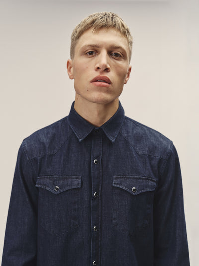 Herren Jeanshemd in einer Dunkelblauen Waschung mit Druckknöpfen und zwei Brusttaschen von WOTE - made in Portugal, Detailansicht Front